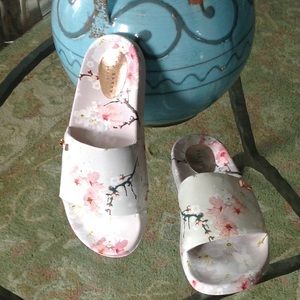 Beautiful TED BAKER LONDON Slides sz 8 (Euro 38).